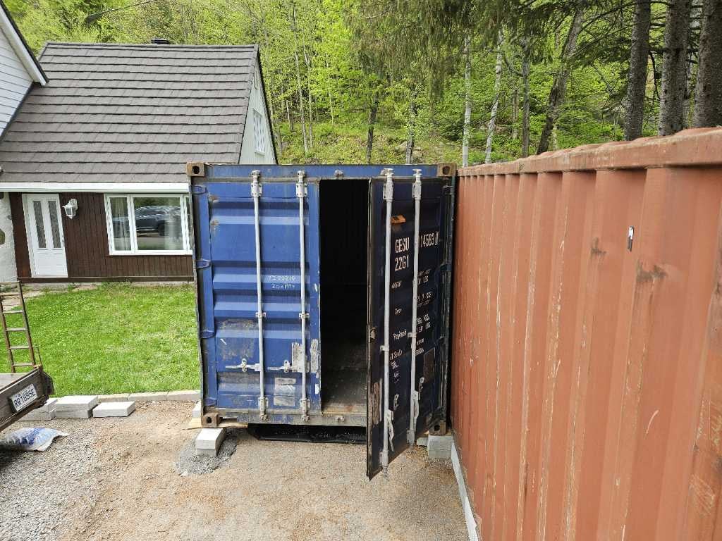 20-foot shipping container delivery in Québec – unloaded with doors facing the driver’s cab – Conteneurs KJS Containers Inc.