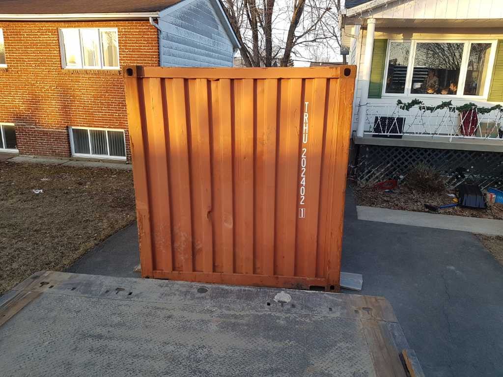 20-foot shipping container delivery in Québec – unloaded with doors facing away from the driver’s cab – Conteneurs KJS Containers Inc.