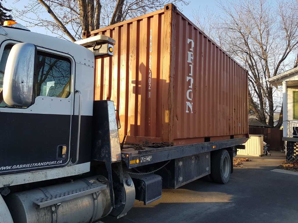 20-foot shipping container delivery in Québec – doors facing away from the driver’s cab – Conteneurs KJS Containers Inc.