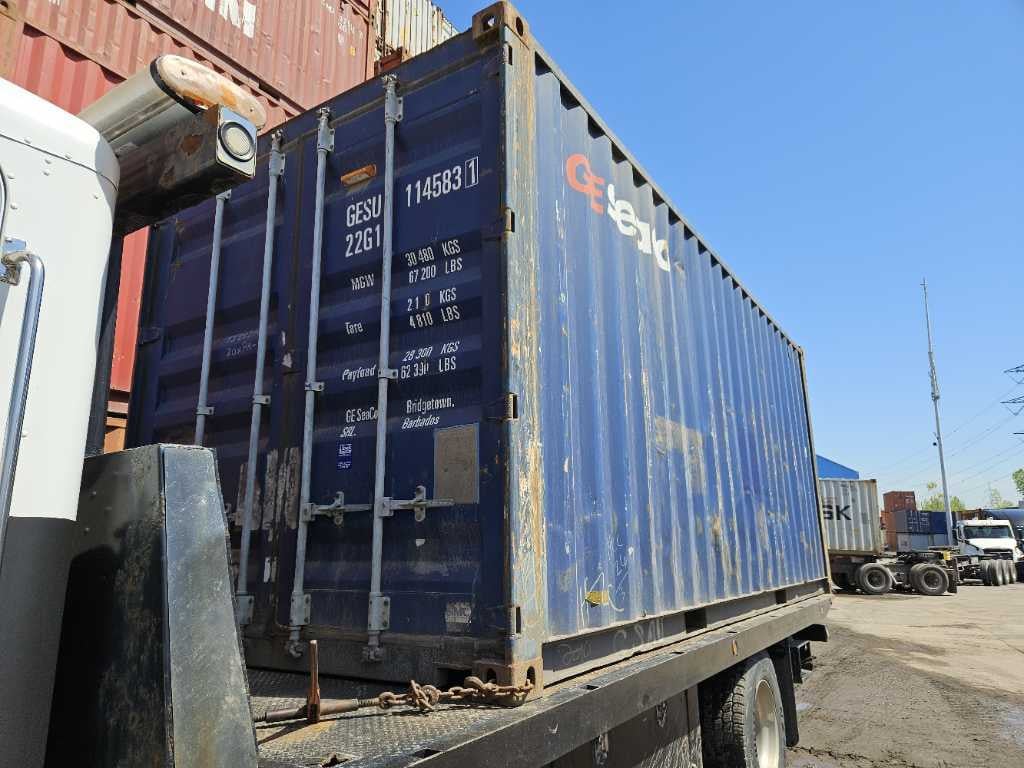 20-foot shipping container delivery in Québec – doors facing the driver’s cab – Conteneurs KJS Containers Inc.