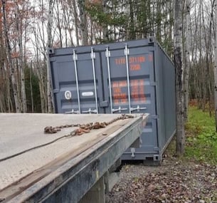 Préparation terrain pour la livraison dun conteneur maritimes de 20 pieds à Montréal, Québec - Blocks de béton - Conteneurs KJS Containers Inc