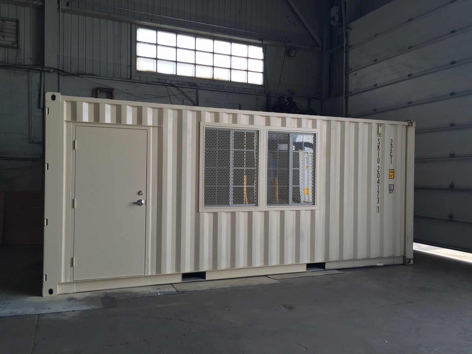 Conteneur 20 pieds neuf aménagé porte daccès et fenêtres avec grillage à vendre à Montréal, QC - Conteneurs KJS Containers Inc