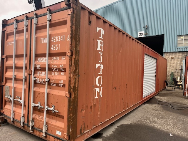 Conteneur 40 pieds high cube usagé avec porte roll up à vendre à Montréal, Québec - Conteneurs KJS Containers Inc