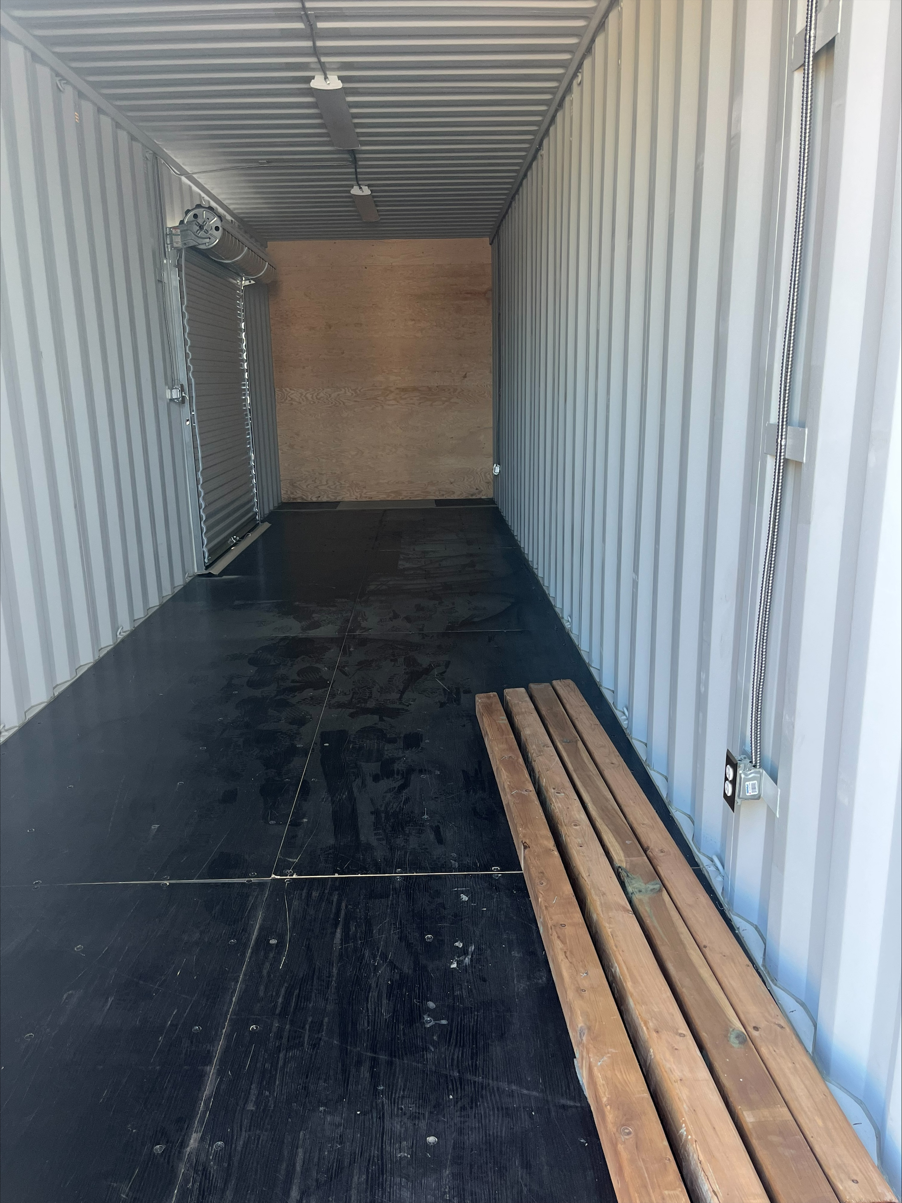 Installation porte roll up conteneur maritime - Conteneurs KJS Containers Inc