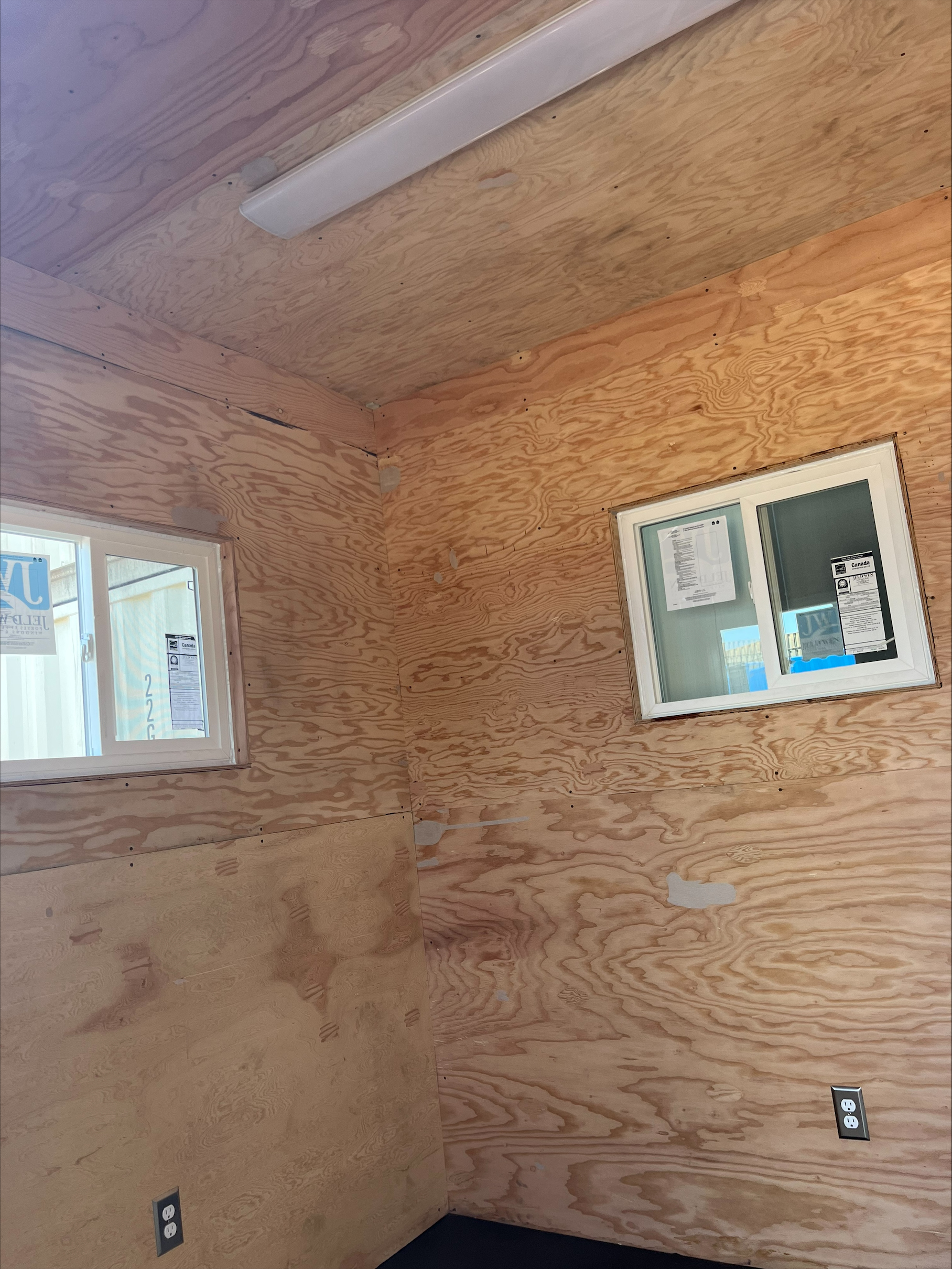 Intérieur conteneur martime recouvert de plywood  - Conteneurs KJS Containers Inc